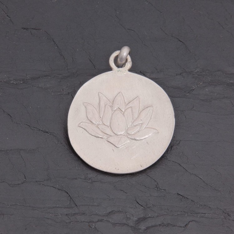 Médaille Fleur de lotus en argent satiné 21 mm | Pattrice