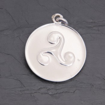 Médaille Triskell en argent rhodié gravée main | Pattrice