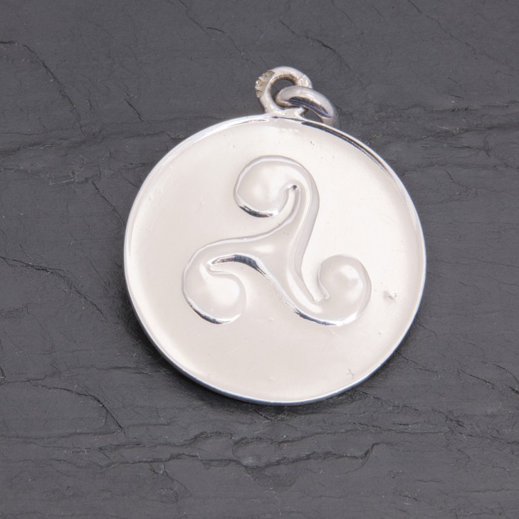 Médaille Triskell en argent rhodié gravée main | Pattrice