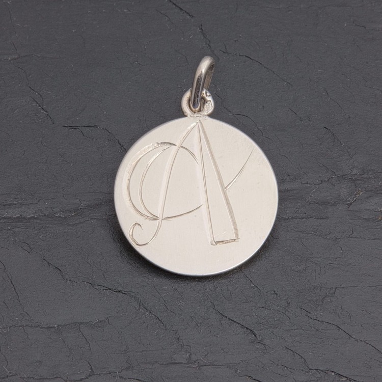Médaille initiale A en argent rhodié gravée main | Pattrice