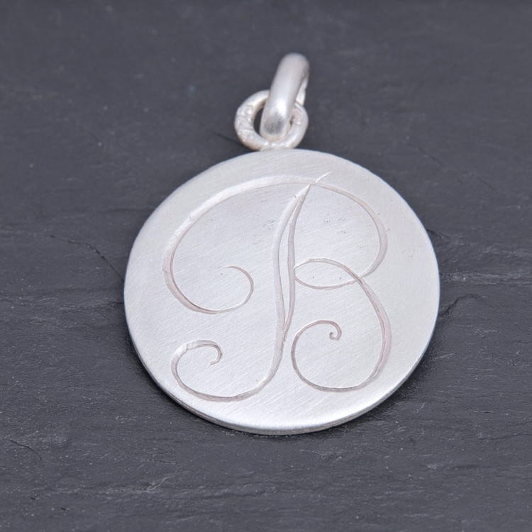 Médaille initiale B en argent satiné gravée main | Pattrice
