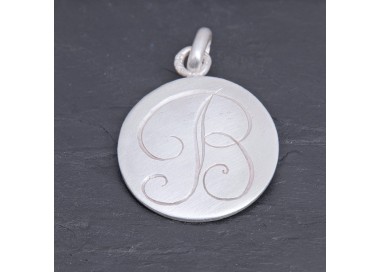 Médaille initiale B en argent satiné gravée main | Pattrice