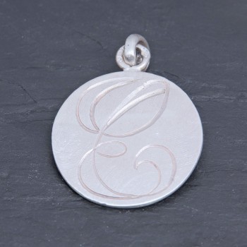 Médaille initiale E en argent satiné gravée main | Pattrice