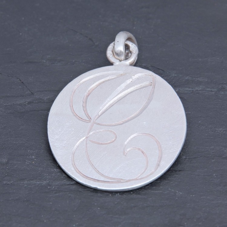Médaille initiale E en argent satiné gravée main | Pattrice
