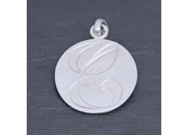 Médaille initiale E en argent satiné gravée main | Pattrice