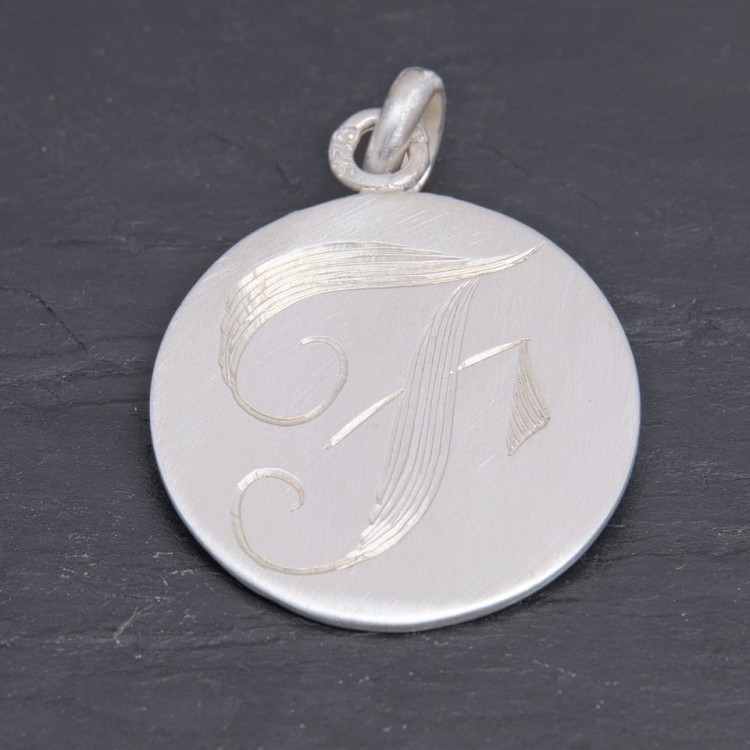 Médaille initiale F à traits en argent satiné | Pattrice