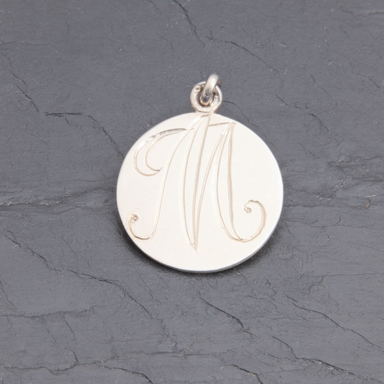Médaille initiale M en argent rhodié gravée main | Pattrice