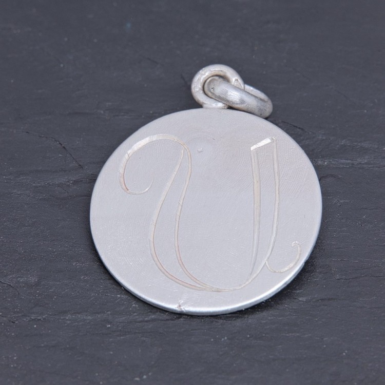 Médaille initiale U en argent satiné gravée main | Pattrice