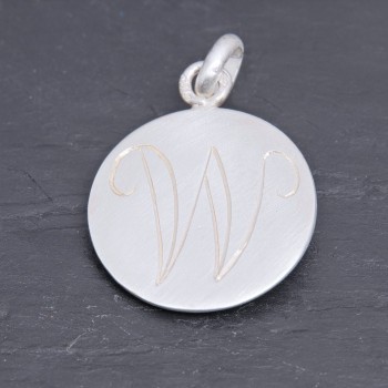 Médaille initiale W en argent satiné gravée main | Pattrice
