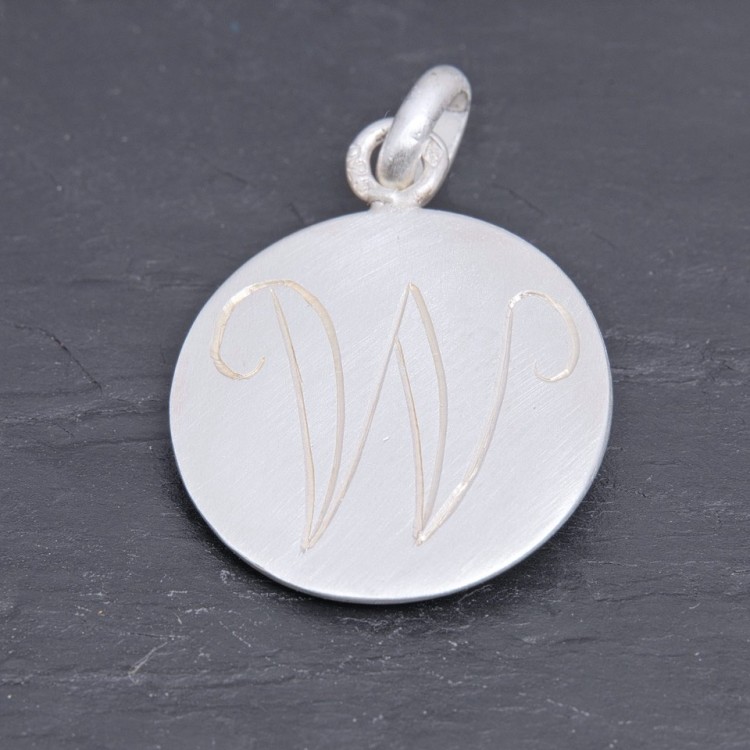 Médaille initiale W en argent satiné gravée main | Pattrice