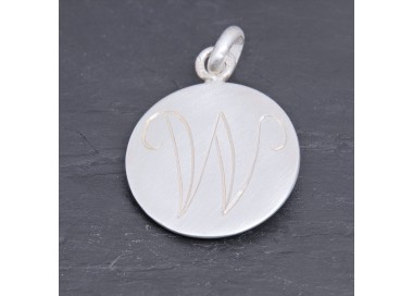 Médaille initiale W en argent satiné gravée main | Pattrice