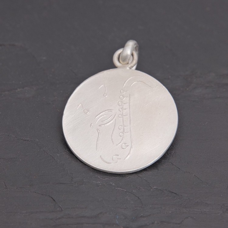 Médaille Saxophone en argent satiné gravée main | Pattrice
