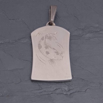 Médaille Carpe koï en titane gravée main | Pattrice
