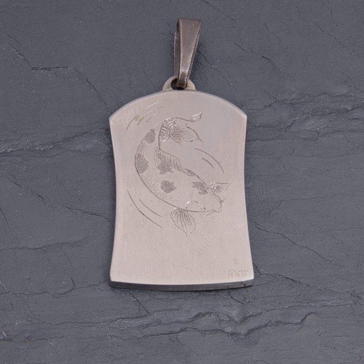 Médaille Carpe koï en titane gravée main | Pattrice