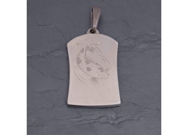 Médaille Carpe koï en titane gravée main | Pattrice