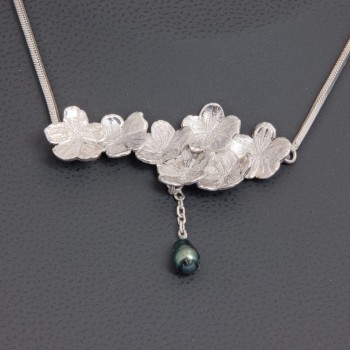 Collier fleurs en argent et perle noire | Pattrice