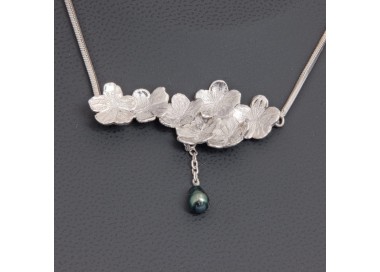 Collier fleurs en argent et perle noire | Pattrice