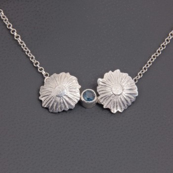 Collier marguerites en argent et topaze bleue | Pattrice