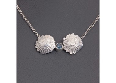 Collier marguerites en argent et topaze bleue | Pattrice