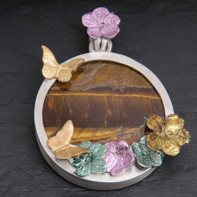 Pendentif œil de tigre, fleurs et papillons | Pattrice