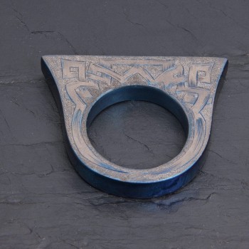 Chevalière titane bleu gravée entrelacs | Pattrice