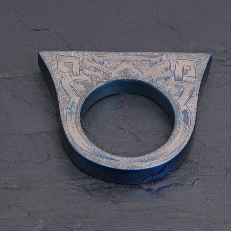Chevalière titane bleu gravée entrelacs | Pattrice