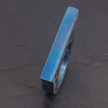 Chevalière titane bleu gravée entrelacs | Pattrice