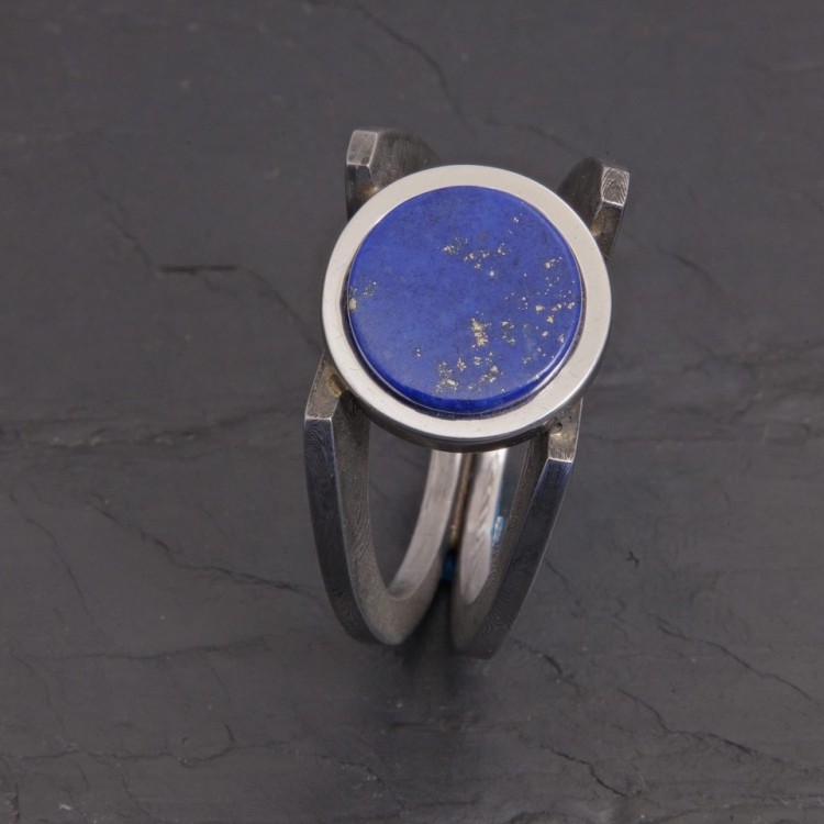 Chevalière en acier damassé et lapis-lazuli | Pattrice